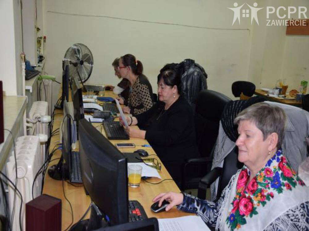 Zdjęcie: Grupa kobiet siedzi przy stanowiskach komputerowych